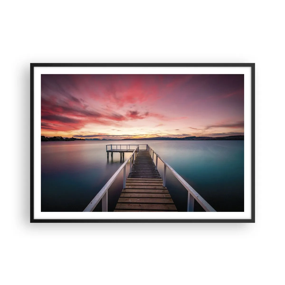 Póster en marco negro - Un embarcadero que conduce a un lago tranquilo al atardecer. - 100x70cm - La suave llama del atardecer - Decoración de pared moderna para salón y dormitorio ARTTOR
