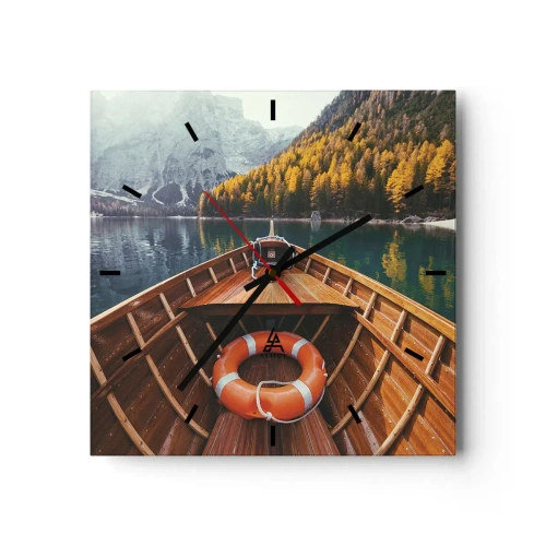 Reloj de pared - Reloj de vidrio - Un barco de madera en un lago de montaña rodeado de bosque. - 30x30cm - Viaje a la montaña - Decoración de pared moderna para salón y dormitorio ARTTOR
