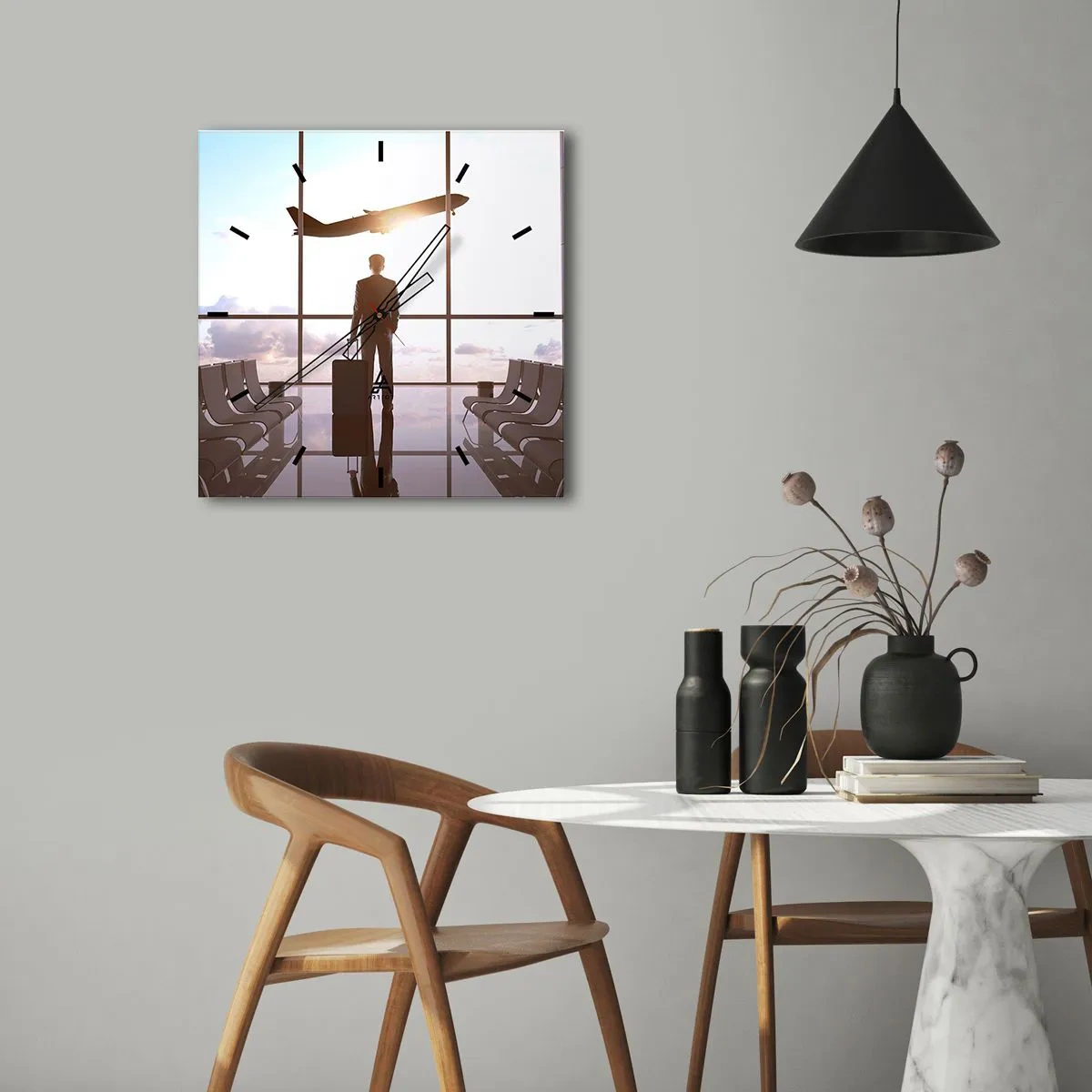 Reloj de pared - Reloj de vidrio - Hombre de negocios en el aeropuerto con un avión al fondo - 30x30cm - Tienes tiempo, tranquilo - Decoración de pared moderna para salón y dormitorio ARTTOR