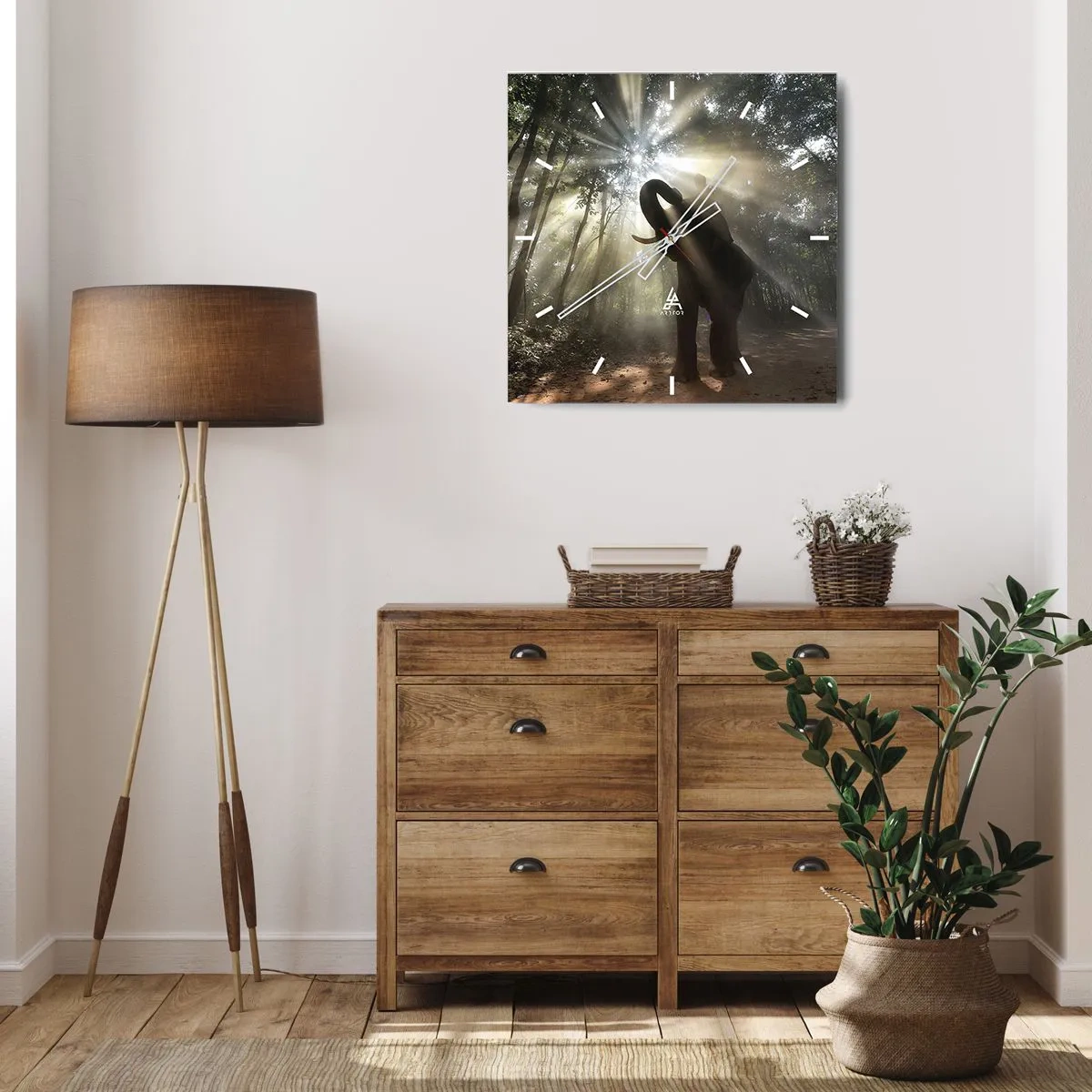 Reloj de pared - Reloj de vidrio - Un elefante en el bosque rodeado de rayos de luz en la niebla de la mañana. - 30x30cm - Bajo una estrella de la suerte - Decoración de pared moderna para salón y dormitorio ARTTOR