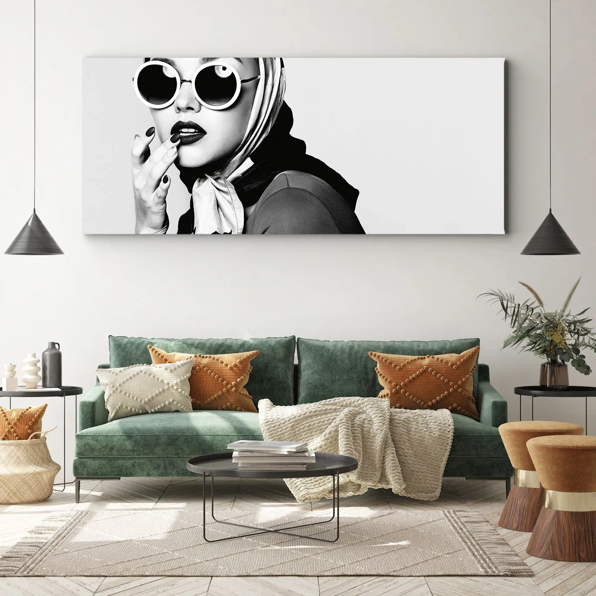 Cuadro sobre lienzo - Impresión de Imagen - Retrato en blanco y negro de una mujer con gafas y pañuelo en la cabeza. - 140x50cm - Saludos desde los años 60 - Decoración de pared moderna para salón y dormitorio ARTTOR