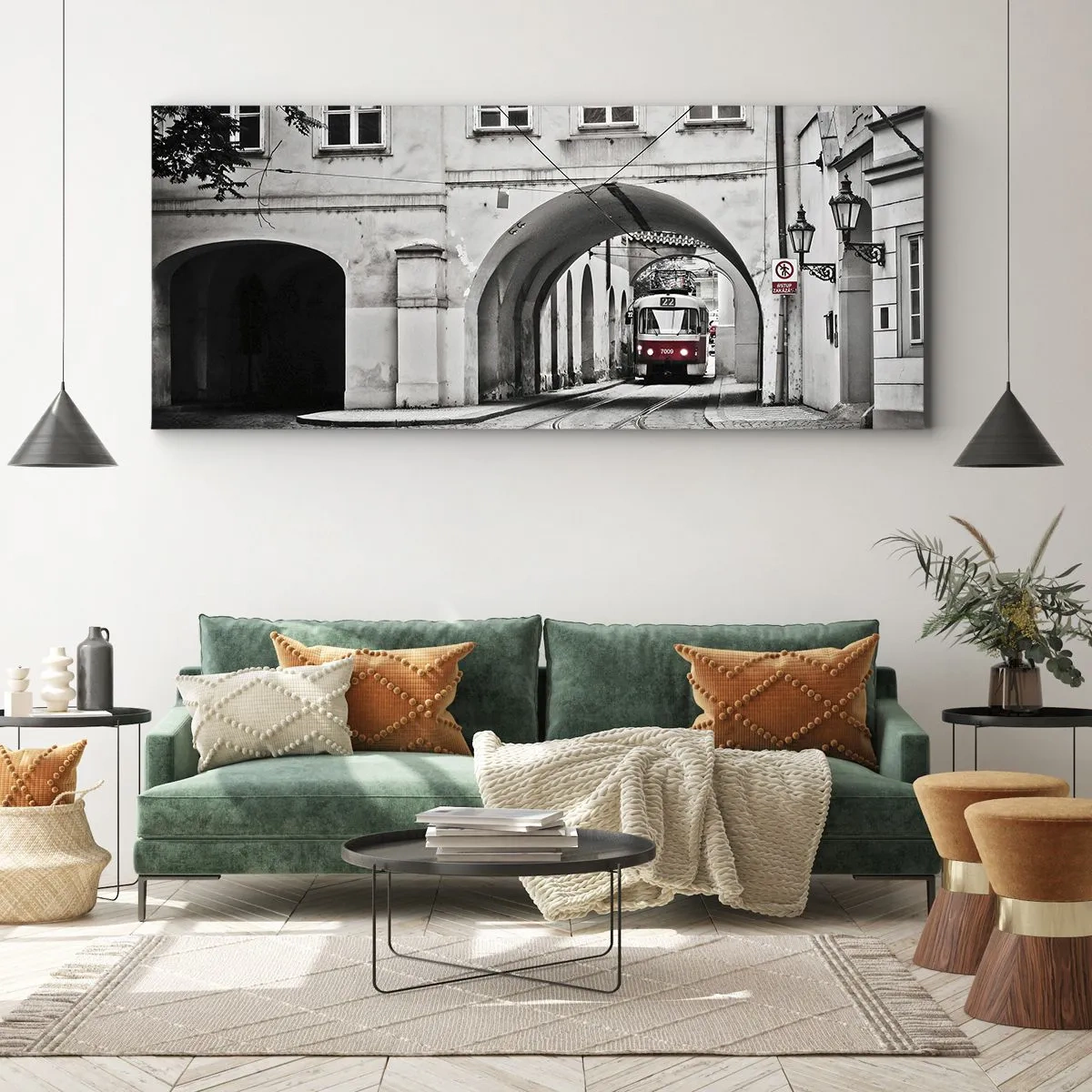 Cuadro sobre lienzo - Impresión de Imagen - Un tranvía en blanco y negro en una calle histórica de la ciudad. - 120x50cm - A través del laberinto urbano - Decoración de pared moderna para salón y dormitorio ARTTOR