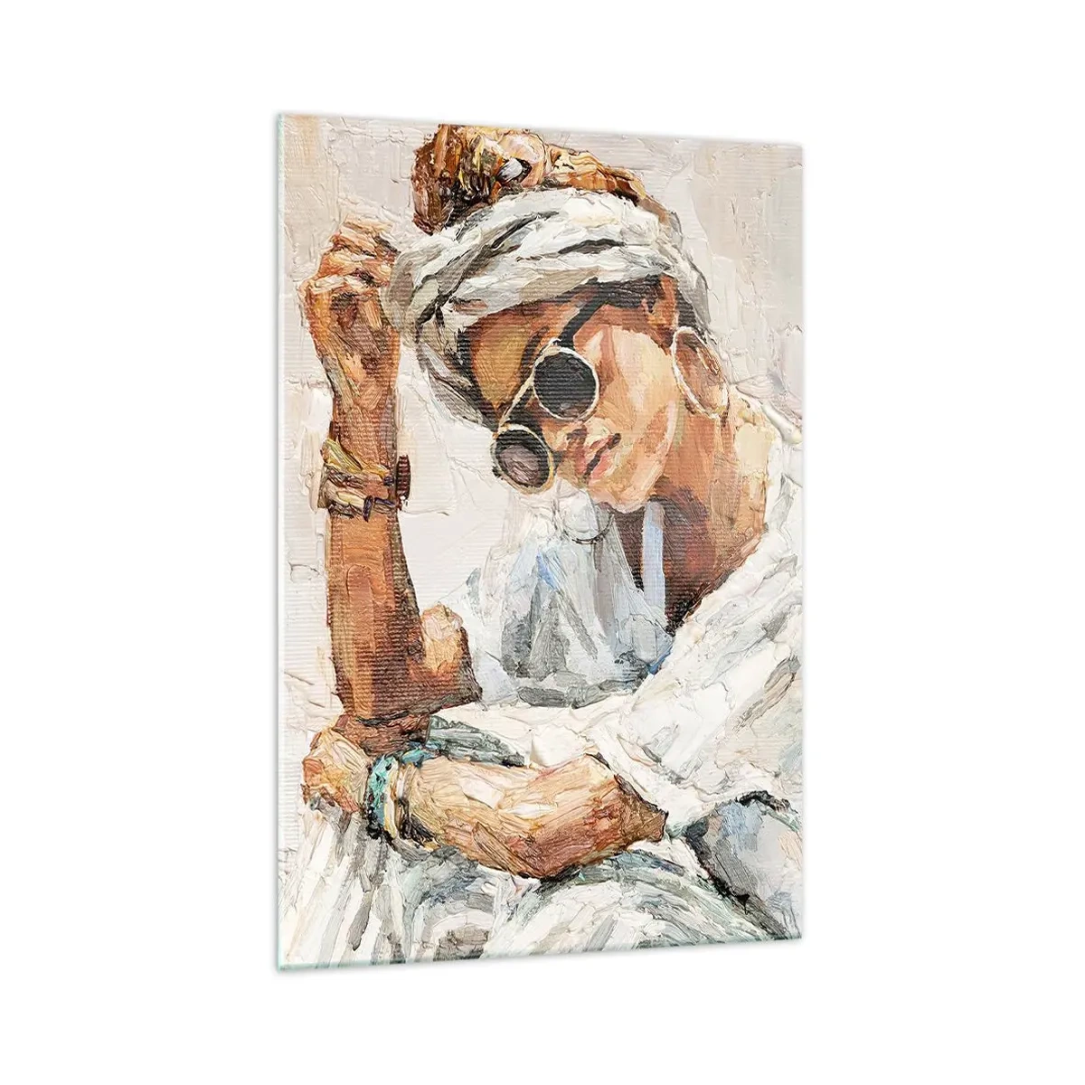Cuadro sobre vidrio - Impresiones sobre Vidrio - Retrato de una mujer con gafas de sol contra una pared clara. - 70x100cm - Retrato a pleno sol - Decoración de pared moderna para salón y dormitorio ARTTOR