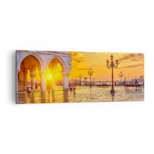 Cuadro sobre lienzo - Impresión de Imagen - Atardecer dorado en la plaza de la ciudad con arcadas y farolas - 140x50cm - ¿Dónde están todos? - Decoración de pared moderna para salón y dormitorio ARTTOR