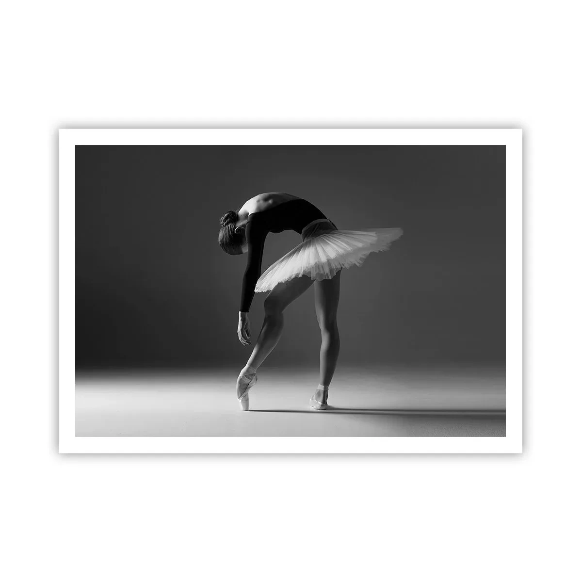 Póster - Una bailarina en una pose elegante sobre un fondo blanco y negro. - 100x70cm - Bella bailarina - Decoración de pared moderna para salón y dormitorio ARTTOR