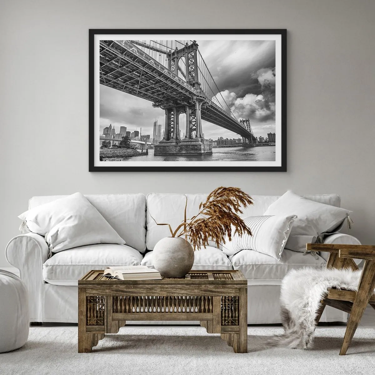 Póster en marco negro - Un puente en blanco y negro con vista a la ciudad. - 70x50cm - Al corazón de la ciudad - Decoración de pared moderna para salón y dormitorio ARTTOR