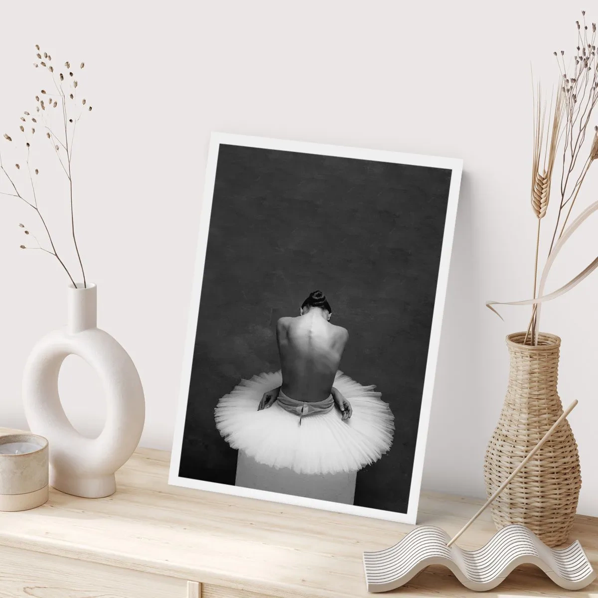 Póster - Retrato en blanco y negro de una bailarina sentada en una plataforma. - 50x70cm - Rodeada de pétalos - Decoración de pared moderna para salón y dormitorio ARTTOR
