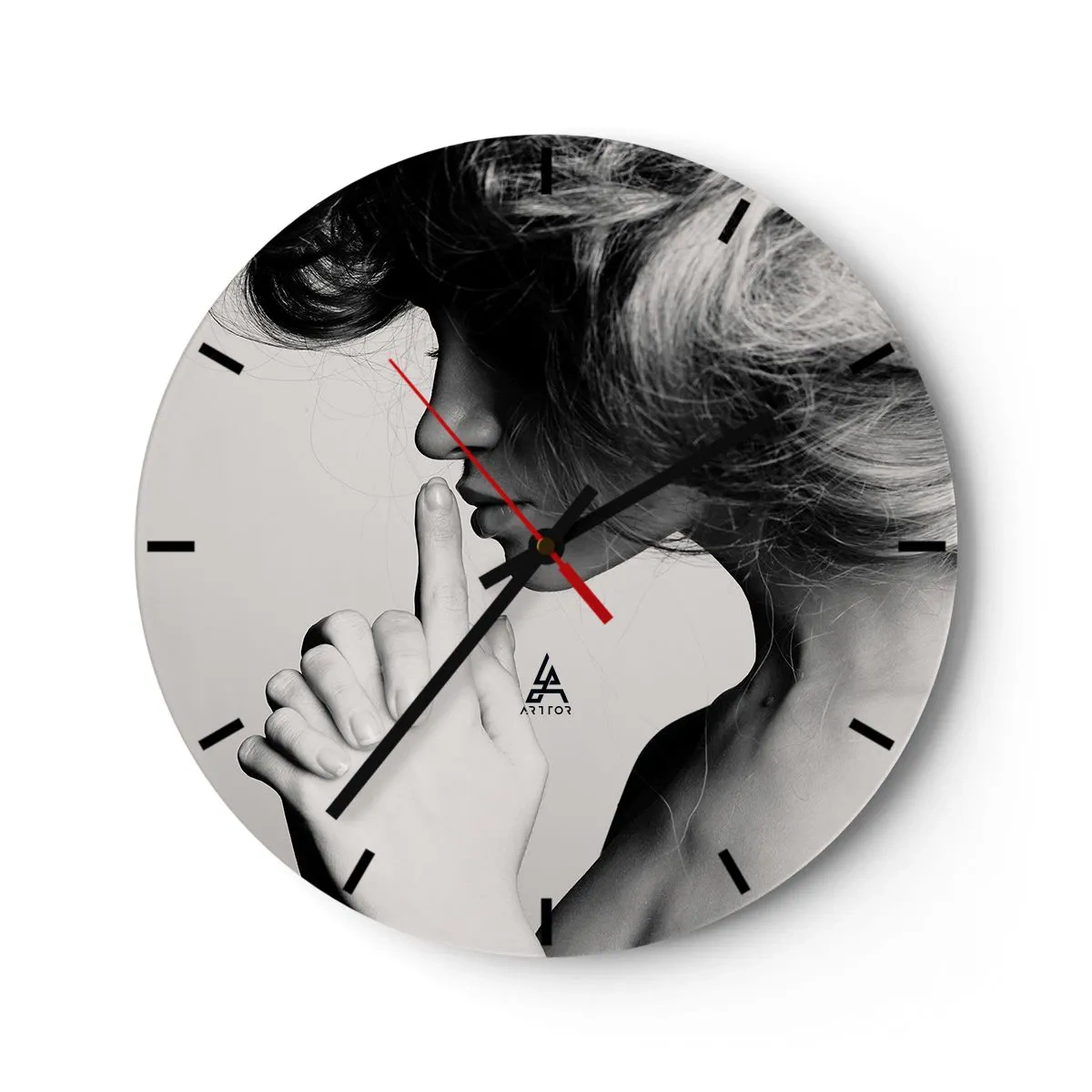 Reloj de pared - Reloj de vidrio - Fotografía en blanco y negro de una mujer con el dedo en los labios. - 30x30cm - Escucharme a mí misma - Decoración de pared moderna para salón, cocina y dormitorio ARTTOR