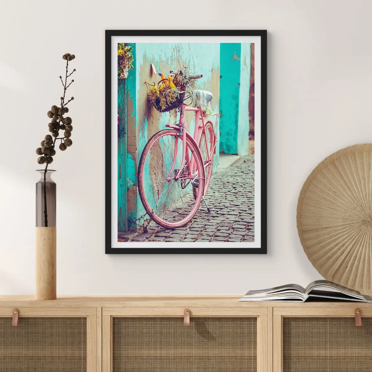Póster en marco negro - Una bicicleta rosa con una cesta en una calle rústica. - 50x70cm - Ahora mismo vuelvo - Decoración de pared moderna para salón y dormitorio ARTTOR