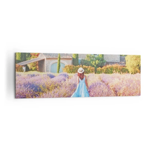 Cuadro sobre lienzo - Impresión de Imagen - Una mujer con un vestido azul caminando por un campo de lavanda con vistas a una casa. - 160x50cm - La chica de la lavanda - Decoración de pared moderna para salón y dormitorio ARTTOR