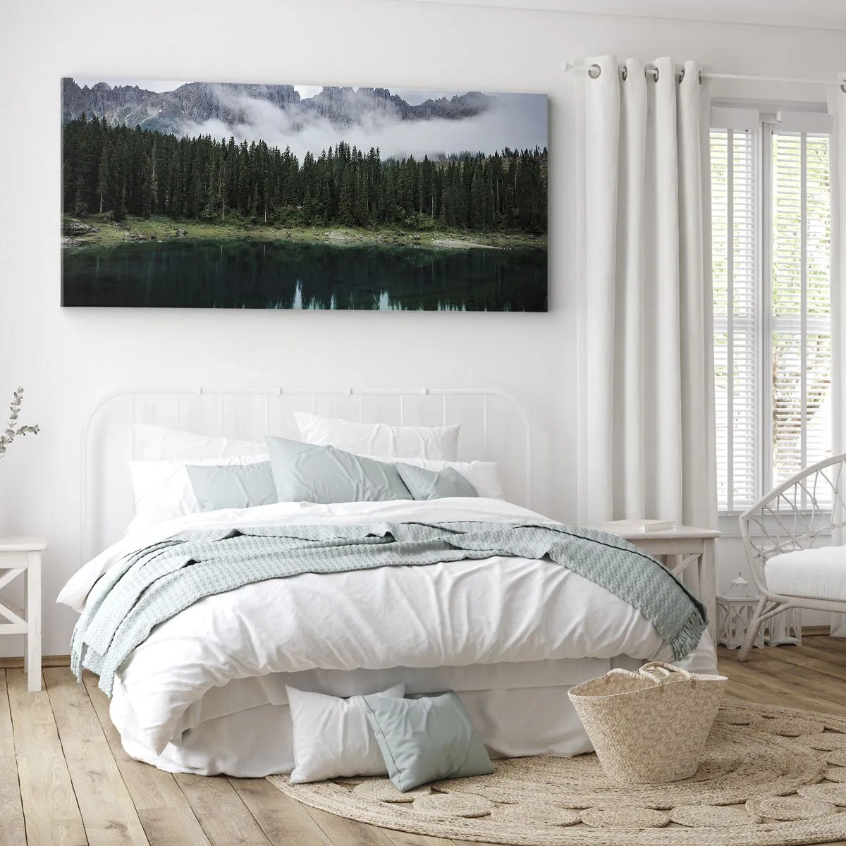 Cuadro sobre lienzo - Impresión de Imagen - Un paisaje de montaña con un bosque y un lago que refleja el cielo. - 140x50cm - Calla, calla, no despertemos al agua dormida.... - Decoración de pared moderna para salón y dormitorio ARTTOR