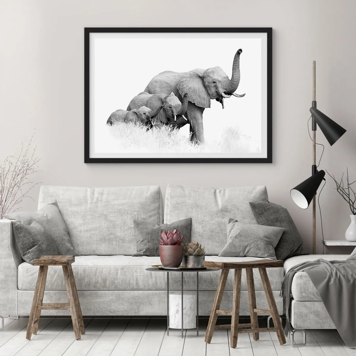 Póster en marco negro - Una familia de elefantes frente a un paisaje africano en blanco y negro. - 70x50cm - Uno, dos, tres - Decoración de pared moderna para salón y dormitorio ARTTOR