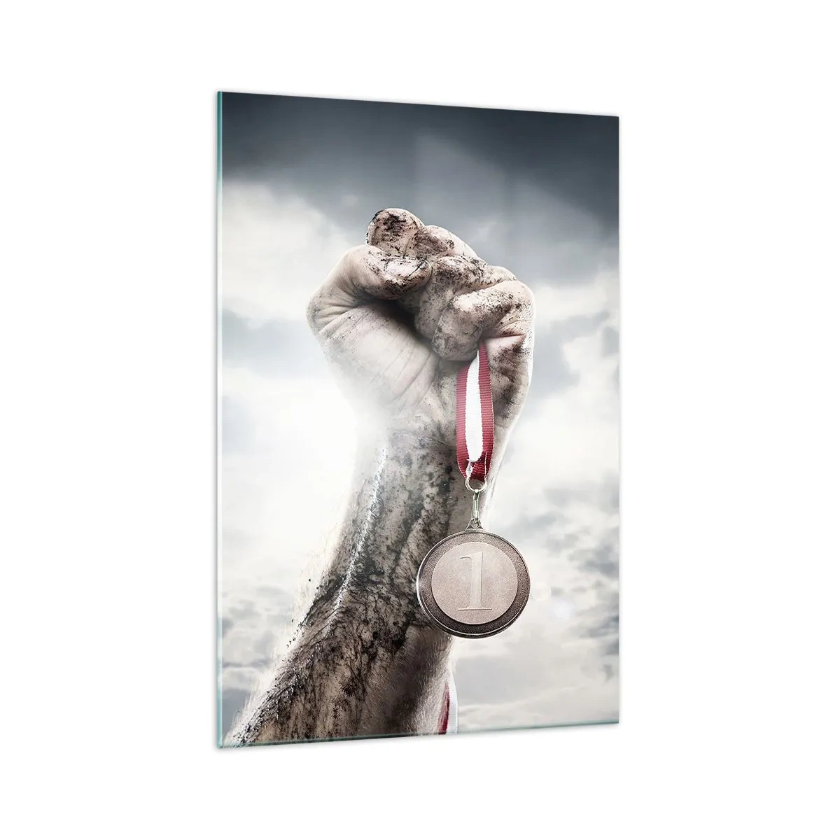 Cuadro sobre vidrio - Impresiones sobre Vidrio - Una mano levantada con una medalla contra un cielo nublado. - 70x100cm - Per aspera ad astra - Decoración de pared moderna para salón y dormitorio ARTTOR