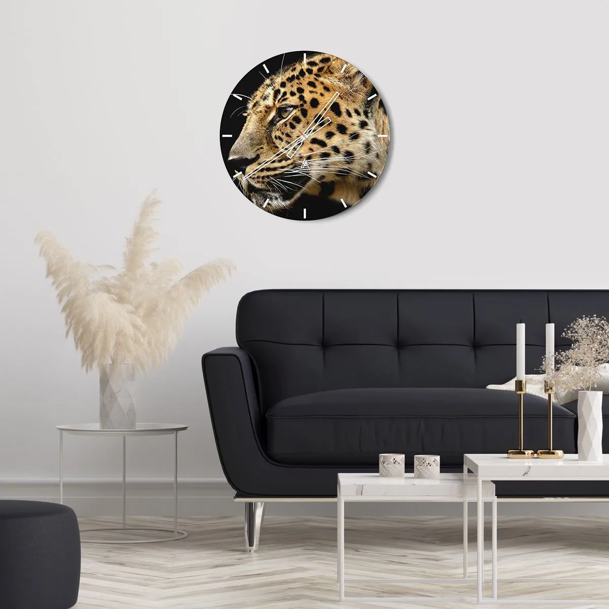 Reloj de pared - Reloj de vidrio - Primer plano de la cabeza de un leopardo sobre un fondo negro - 30x30cm - Tranquilo, concentrado, preparado - Decoración de pared moderna para salón, cocina y dormitorio ARTTOR