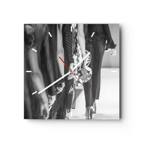 Reloj de pared - Reloj de vidrio - Una escena de pasarela en blanco y negro que muestra los detalles de los vestidos y las figuras de las modelos. - 30x30cm - Un desfile con estilo - Decoración de pared moderna para salón y dormitorio ARTTOR