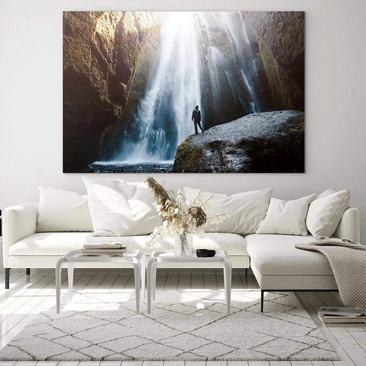 Cuadro sobre vidrio - Impresiones sobre Vidrio - Un hombre parado sobre una roca frente a una poderosa cascada a la luz del sol. - 120x80cm - Impresionante vista - Decoración de pared moderna para salón y dormitorio ARTTOR