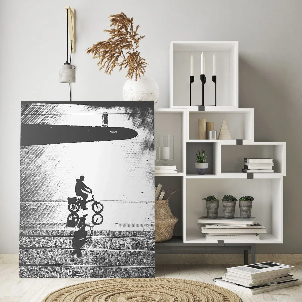Cuadro sobre vidrio - Impresiones sobre Vidrio - Hombre montando en bicicleta por la ciudad, reflejo en el agua, toma en blanco y negro - 50x70cm - Adelante, a través de la ciudad - Decoración de pared moderna para salón y dormitorio ARTTOR