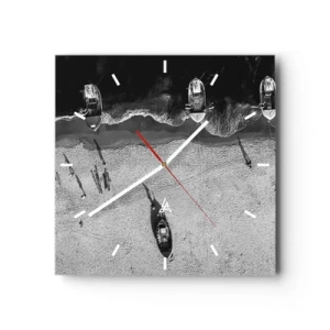 Reloj de pared - Reloj de vidrio - Vista aérea en blanco y negro de barcos en la playa. - 30x30cm - Aún en la orilla... - Decoración de pared moderna para salón y dormitorio ARTTOR