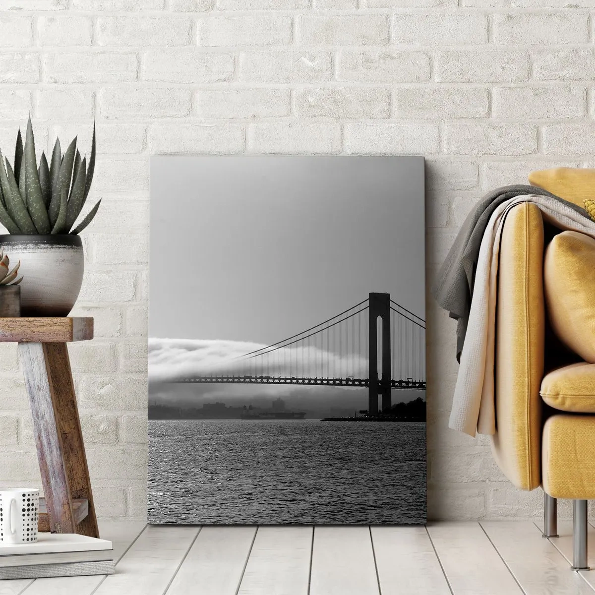 Cuadro sobre lienzo - Impresión de Imagen - Un puente sobre el agua envuelto en niebla en una toma en blanco y negro. - 80x120cm - Navegue por el Golden Gate - Decoración de pared moderna para salón y dormitorio ARTTOR