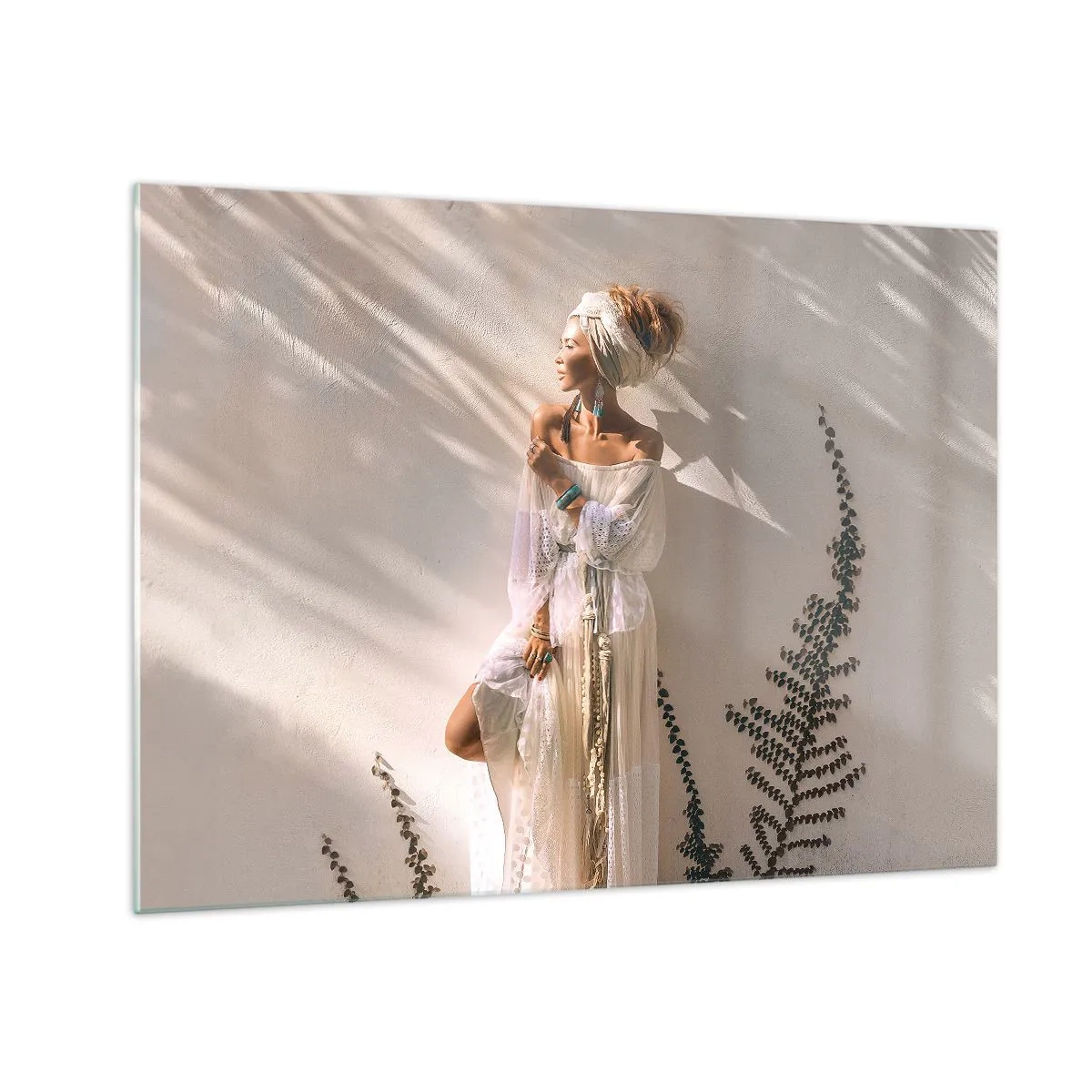 Cuadro sobre vidrio - Impresiones sobre Vidrio - Una mujer con estilo boho sobre el fondo de una pared clara y sombras de plantas. - 70x50cm - El sol y la joven - Decoración de pared moderna para salón y dormitorio ARTTOR