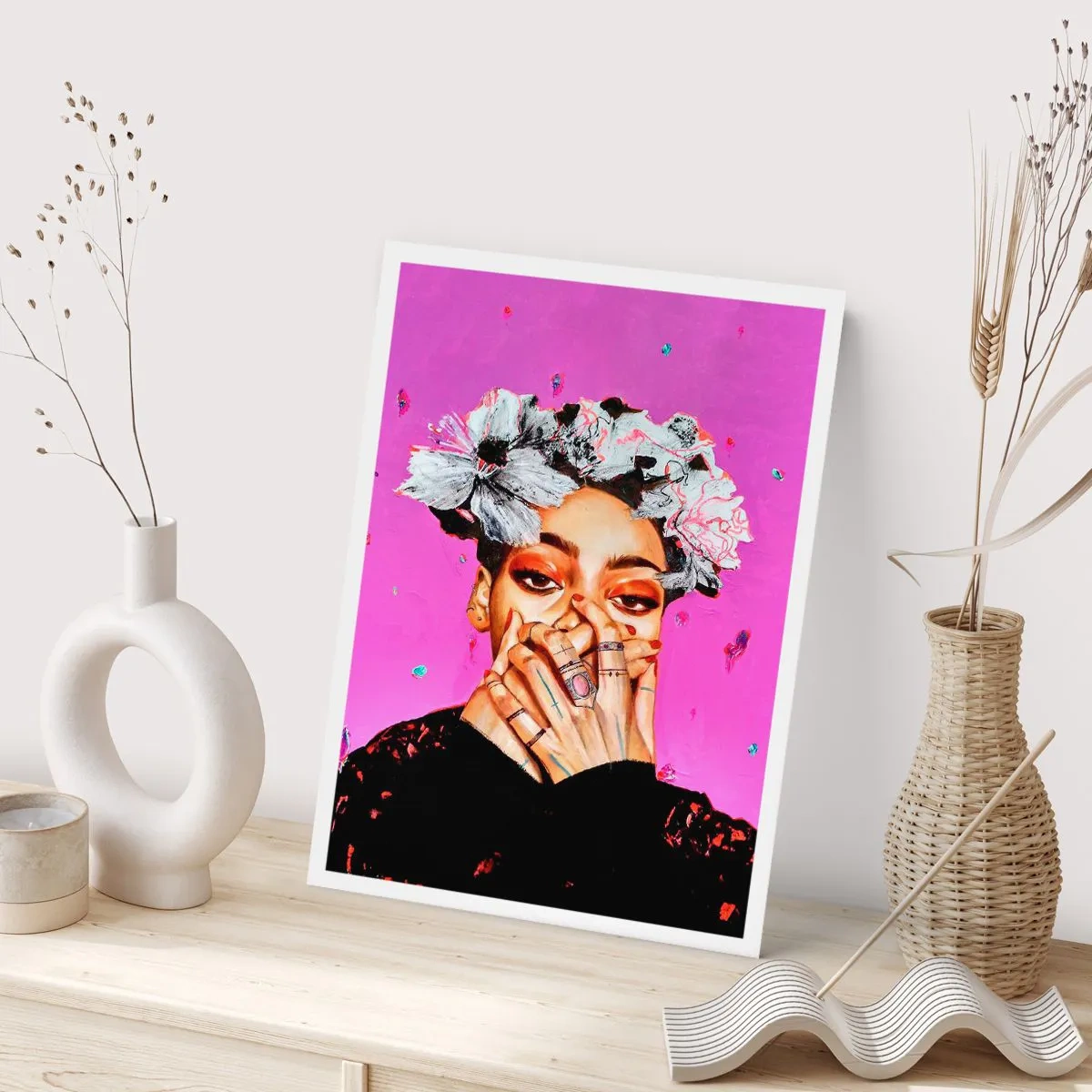 Póster - Un retrato expresivo de una mujer sobre un fondo rosa intenso. - 50x70cm - Un poco alocada - Decoración de pared moderna para salón y dormitorio ARTTOR