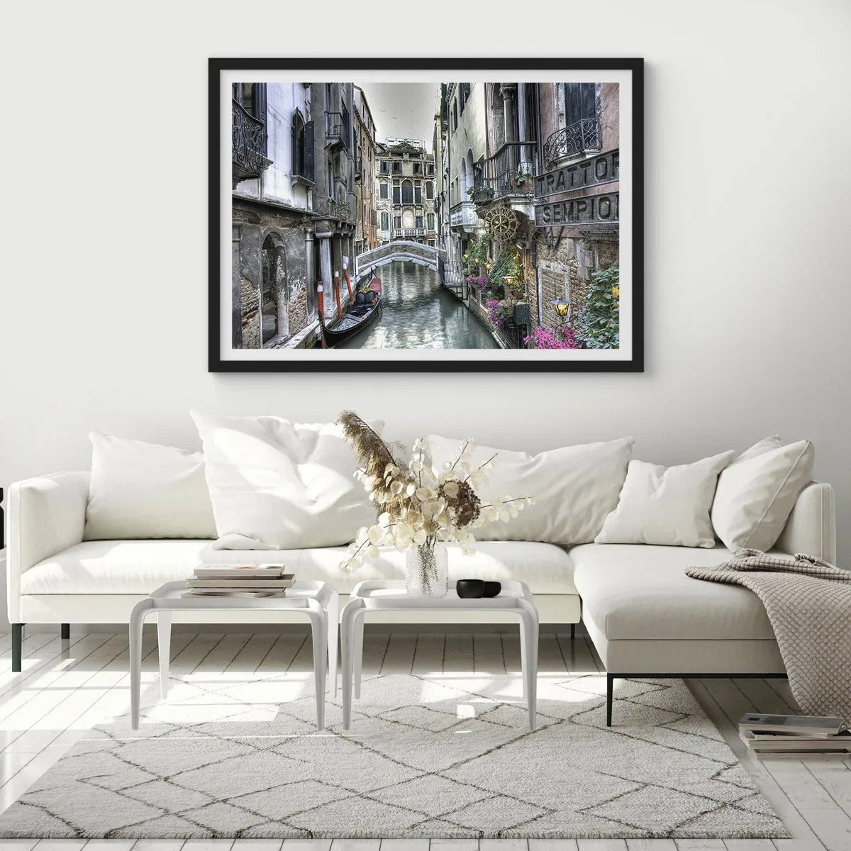 Póster en marco negro - Canal veneciano con góndola y puente de piedra - 70x50cm - Durante siglos, un sueño - Decoración de pared moderna para salón y dormitorio ARTTOR