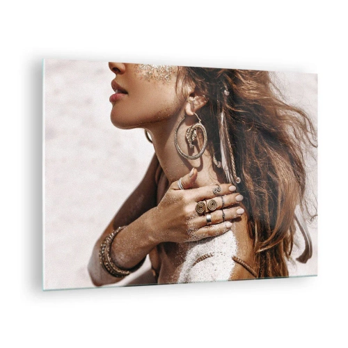 Cuadro sobre vidrio - Impresiones sobre Vidrio - Mujer elegante con joyas y arena en su piel en la playa. - 70x50cm - Reina de la playa salvaje - Decoración de pared moderna para salón y dormitorio ARTTOR
