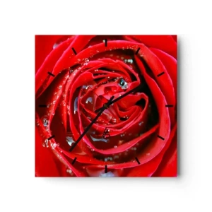 Reloj de pared - Reloj de vidrio - Primer plano de una rosa roja con gotas de agua en los pétalos. - 30x30cm - En gotas de rocío - Decoración de pared moderna para salón y dormitorio ARTTOR