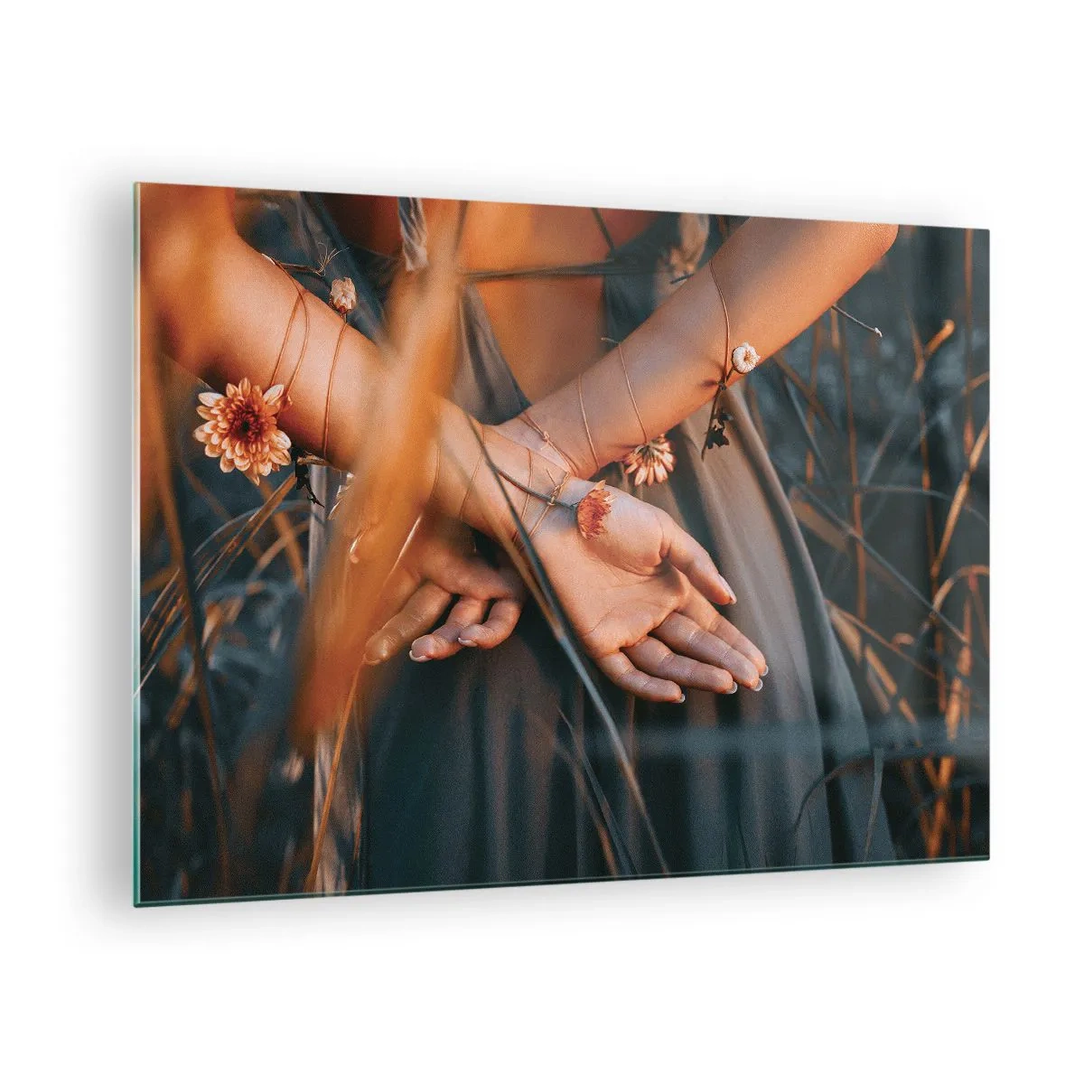 Cuadro sobre vidrio - Impresiones sobre Vidrio - Primer plano de las manos entrelazadas de una mujer con flores sobre un fondo de hierba. - 70x50cm - Conectada con la naturaleza - Decoración de pared moderna para salón y dormitorio ARTTOR