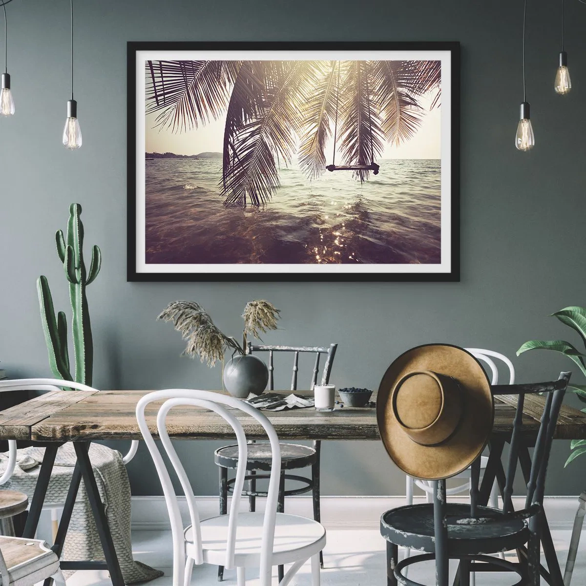 Póster en marco negro - Palmera con columpio sobre el agua bajo la luz del sol. - 70x50cm - Columpiar la imaginación - Decoración de pared moderna para salón y dormitorio ARTTOR