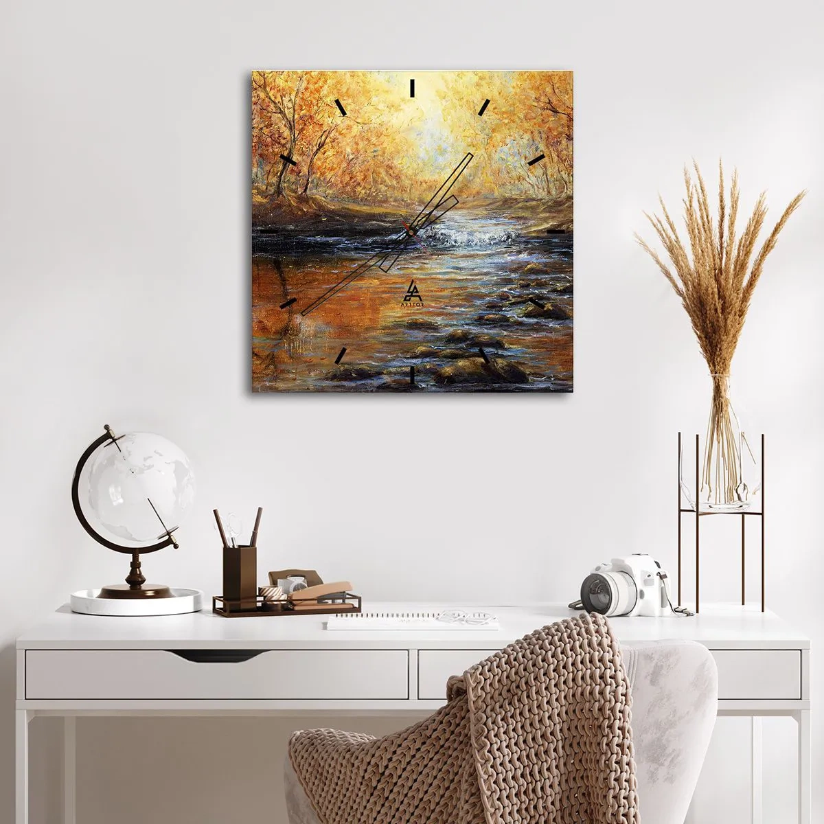 Reloj de pared - Reloj de vidrio - Paisaje otoñal con un río entre los árboles. - 30x30cm - Arroyo de oro - Decoración de pared moderna para salón y dormitorio ARTTOR