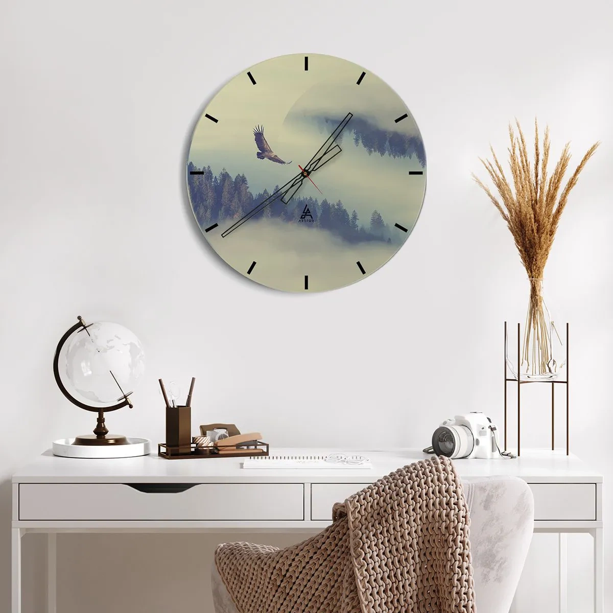Reloj de pared - Reloj de vidrio - Un águila vuela sobre el bosque en la niebla de la mañana. - 30x30cm - Vi la sombra de un águila - Decoración de pared moderna para salón, cocina y dormitorio ARTTOR