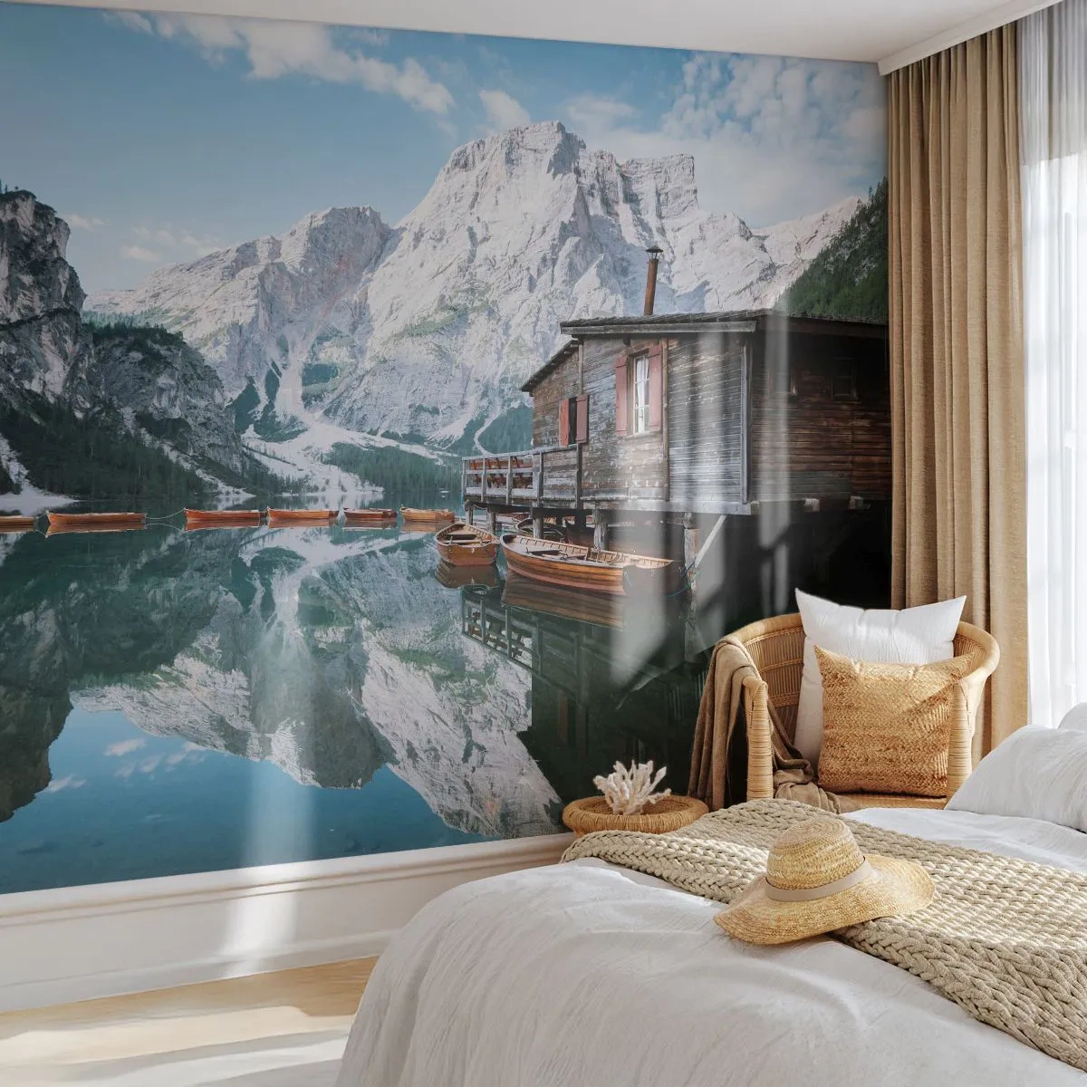 Fotomural Premium Sand - Una casa de madera junto al lago con montañas al fondo. - 100x70cm - Una mañana cristalina de montaña - Decoración de pared moderna para salón y dormitorio ARTTOR