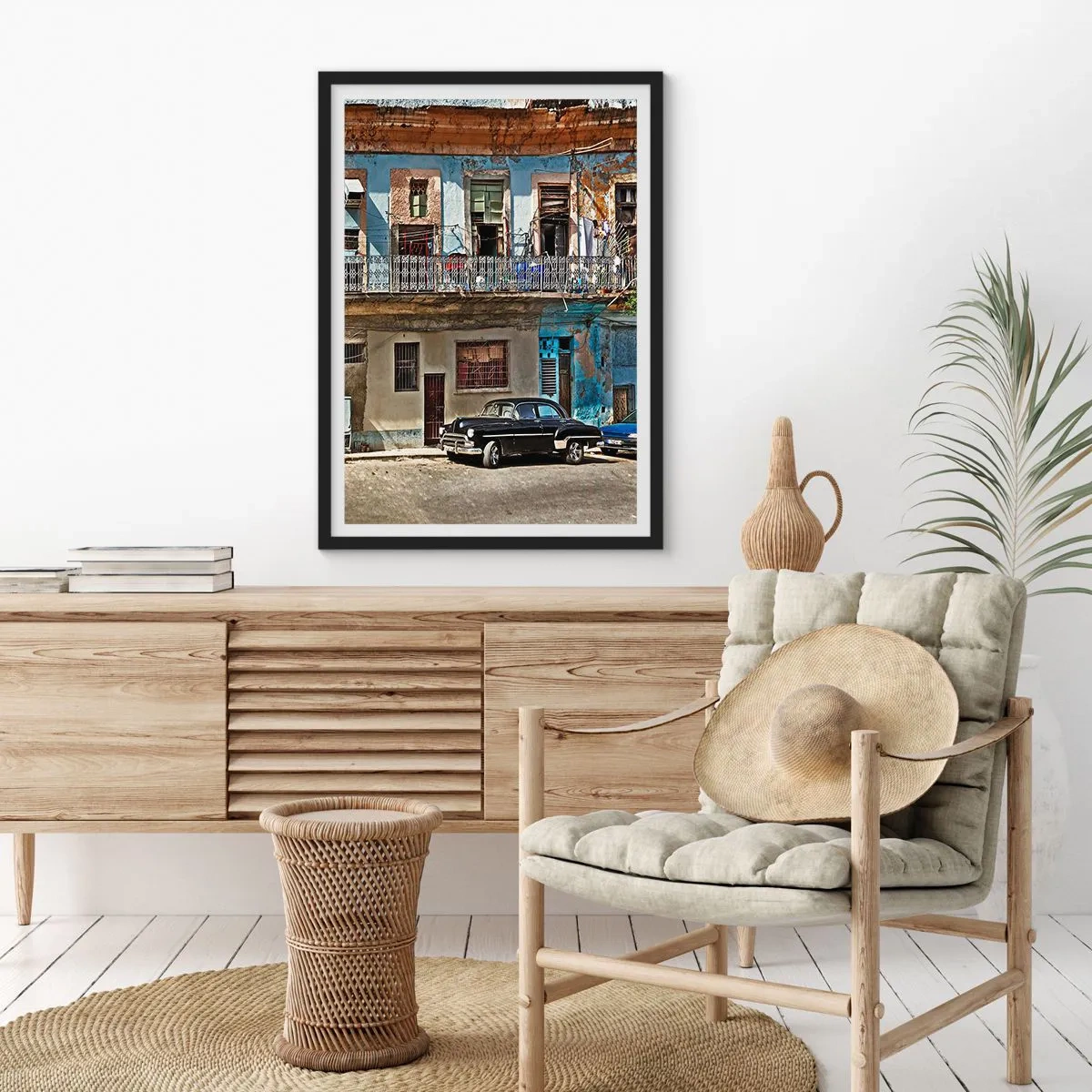 Póster en marco negro - Una antigua casa de vecindad con un coche clásico. - 50x70cm - Ambiente hawaiano - Decoración de pared moderna para salón y dormitorio ARTTOR