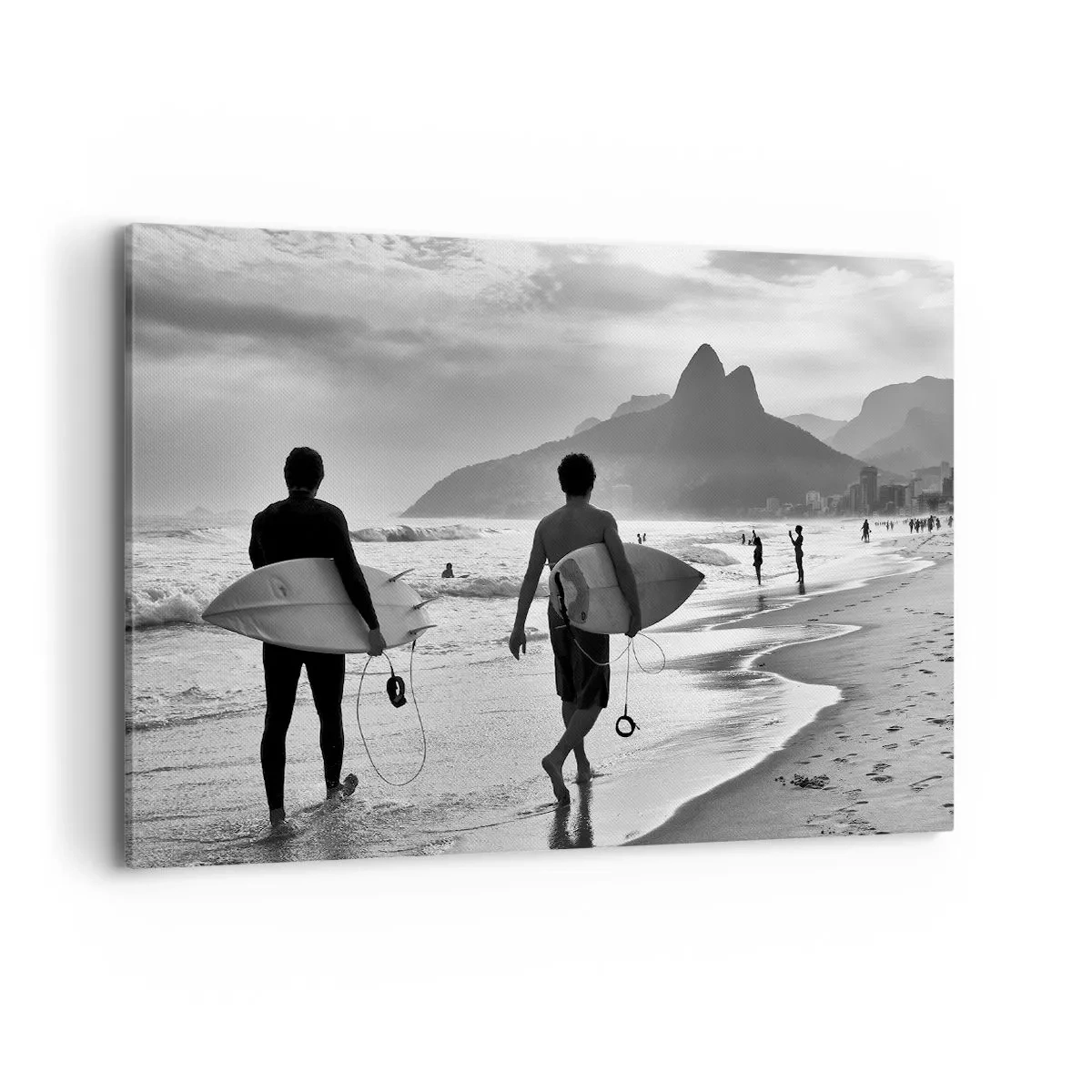 Cuadro sobre lienzo - Impresión de Imagen - Dos surfistas caminando por la playa con sus tablas en blanco y negro. - 100x70cm - Samba para una ola - Decoración de pared moderna para salón y dormitorio ARTTOR