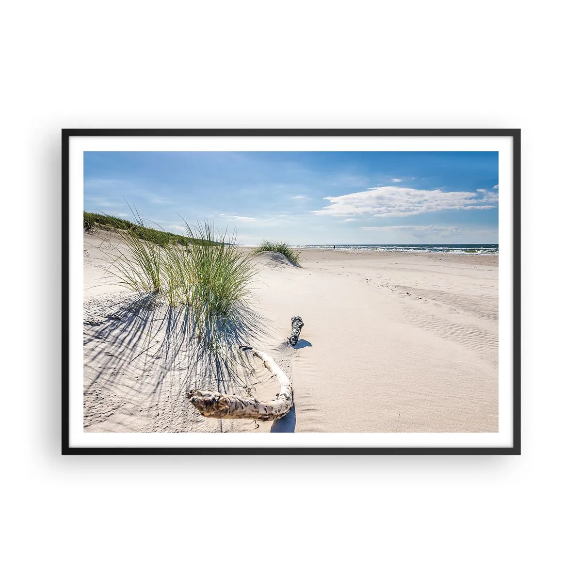 Póster en marco negro - Una playa báltica con arena, césped y un cielo azul tranquilo. - 100x70cm - ¿La más bella? Báltico - Decoración de pared moderna para salón y dormitorio ARTTOR