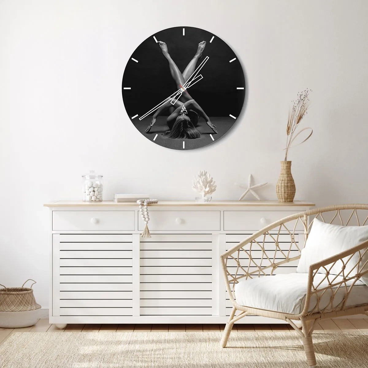 Reloj de pared - Reloj de vidrio - Silueta artística de una mujer en una pose dinámica sobre un fondo negro. - 30x30cm - Geometría al desnudo - Decoración de pared moderna para salón, cocina y dormitorio ARTTOR