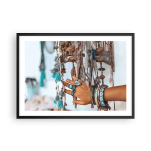 Póster en marco negro - Una mano adornada con joyas boho con decoraciones en el fondo. - 70x50cm - Tesoros locales - Decoración de pared moderna para salón y dormitorio ARTTOR