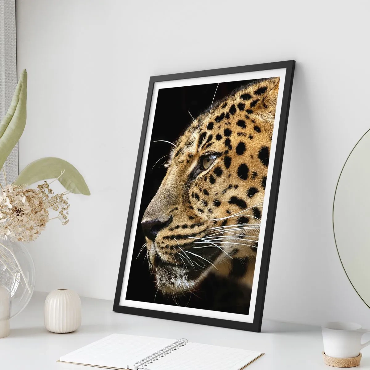 Póster en marco negro - Perfil de un leopardo sobre un fondo oscuro - 50x70cm - Tranquilo, concentrado, preparado - Decoración de pared moderna para salón y dormitorio ARTTOR