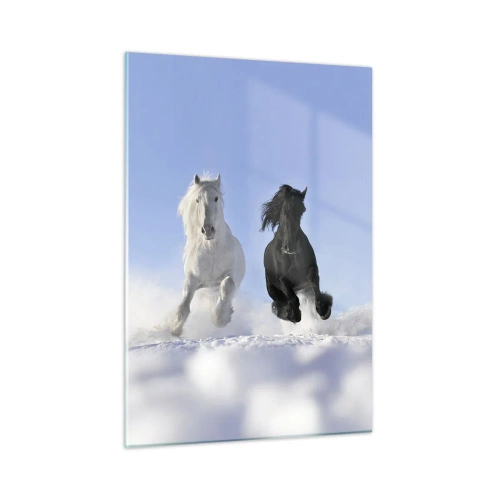 Cuadro sobre vidrio - Impresiones sobre Vidrio - Un caballo blanco y negro corriendo por la nieve en un paisaje invernal. - 50x70cm - Galope blanco y negro - Decoración de pared moderna para salón y dormitorio ARTTOR