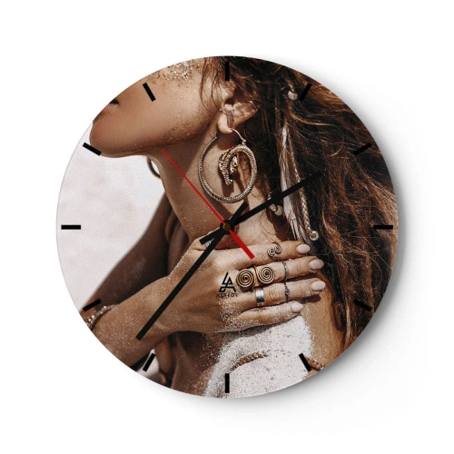 Reloj de pared - Reloj de vidrio - Una mujer con joyas ornamentadas sobre un fondo de arena y luz. - 30x30cm - Reina de la playa salvaje - Decoración de pared moderna para salón, cocina y dormitorio ARTTOR