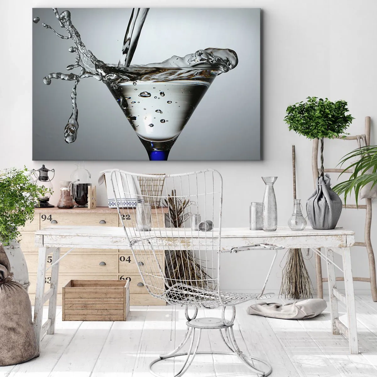 Cuadro sobre lienzo - Impresión de Imagen - Copa de Martini con salpicaduras de agua dinámicas sobre un fondo claro. - 70x50cm - Sobre el borde de una taza - Decoración de pared moderna para salón y dormitorio ARTTOR