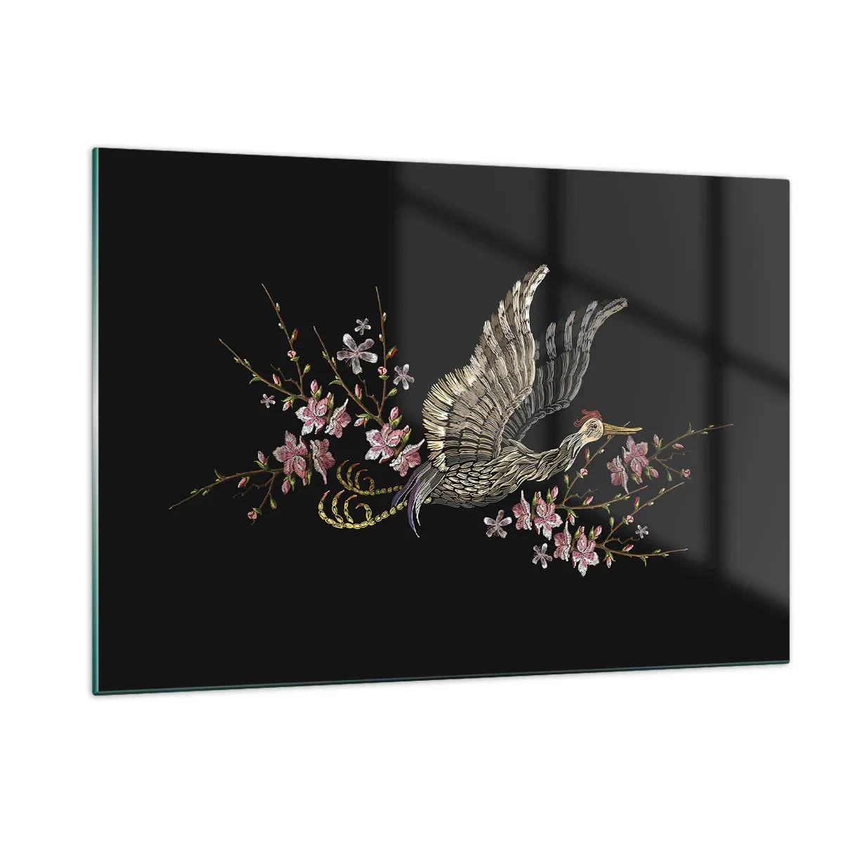 Cuadro sobre vidrio - Impresiones sobre Vidrio - Pájaro bordado en vuelo con flores de fondo sobre un fondo oscuro. - 120x80cm - Ave florida - Decoración de pared moderna para salón y dormitorio ARTTOR
