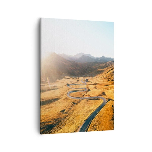 Cuadro sobre lienzo - Impresión de Imagen - Un camino sinuoso en las montañas iluminado por el sol poniente. - 50x70cm - En un valle dorado - Decoración de pared moderna para salón y dormitorio ARTTOR