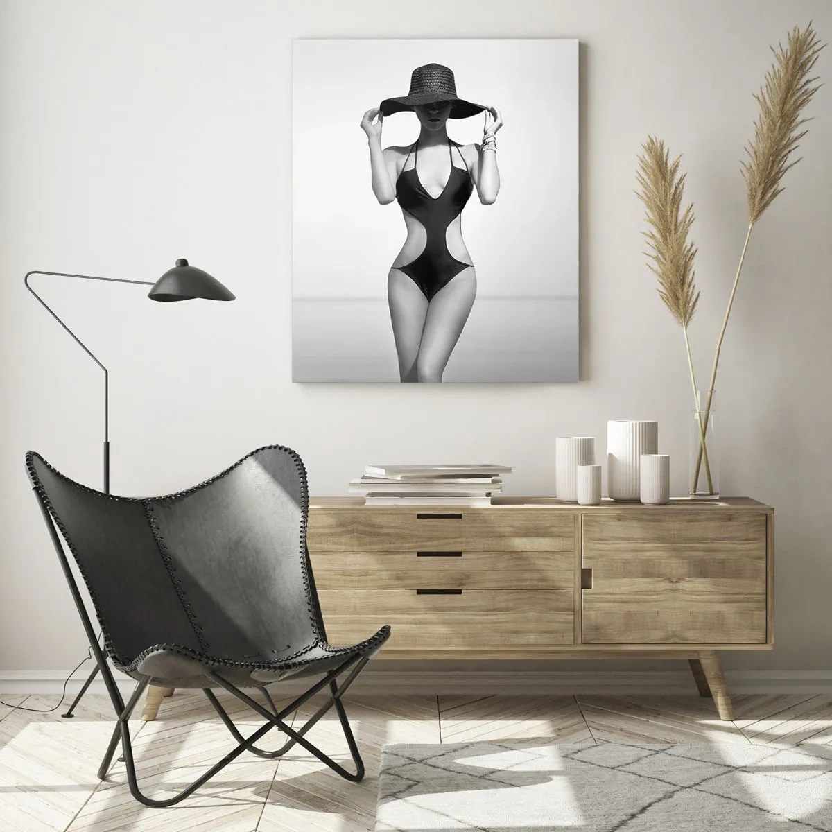 Cuadro sobre vidrio - Impresiones sobre Vidrio - Silueta en blanco y negro de una mujer con sombrero contra el fondo del mar. - 70x100cm - Mi nombre es Elegancia - Decoración de pared moderna para salón y dormitorio ARTTOR
