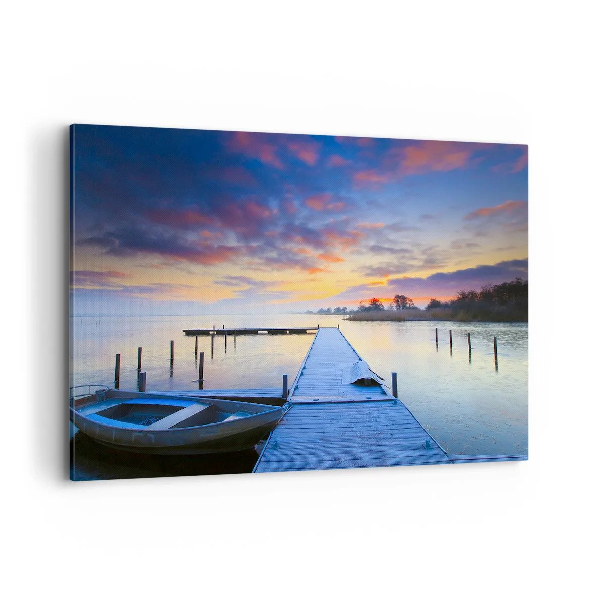 Cuadro sobre lienzo - Impresión de Imagen - Un embarcadero junto al lago al atardecer con un barco en la orilla. - 120x80cm - Calma púrpura y dorada - Decoración de pared moderna para salón y dormitorio ARTTOR