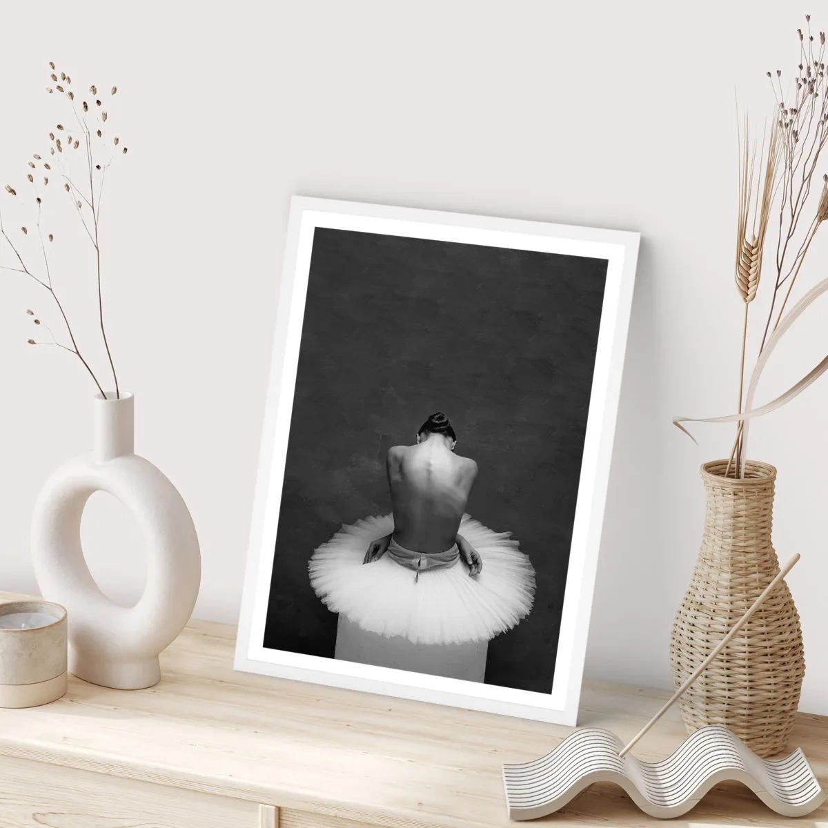 Póster en marco blanco - Rodeada de pétalos - 61x91 cm