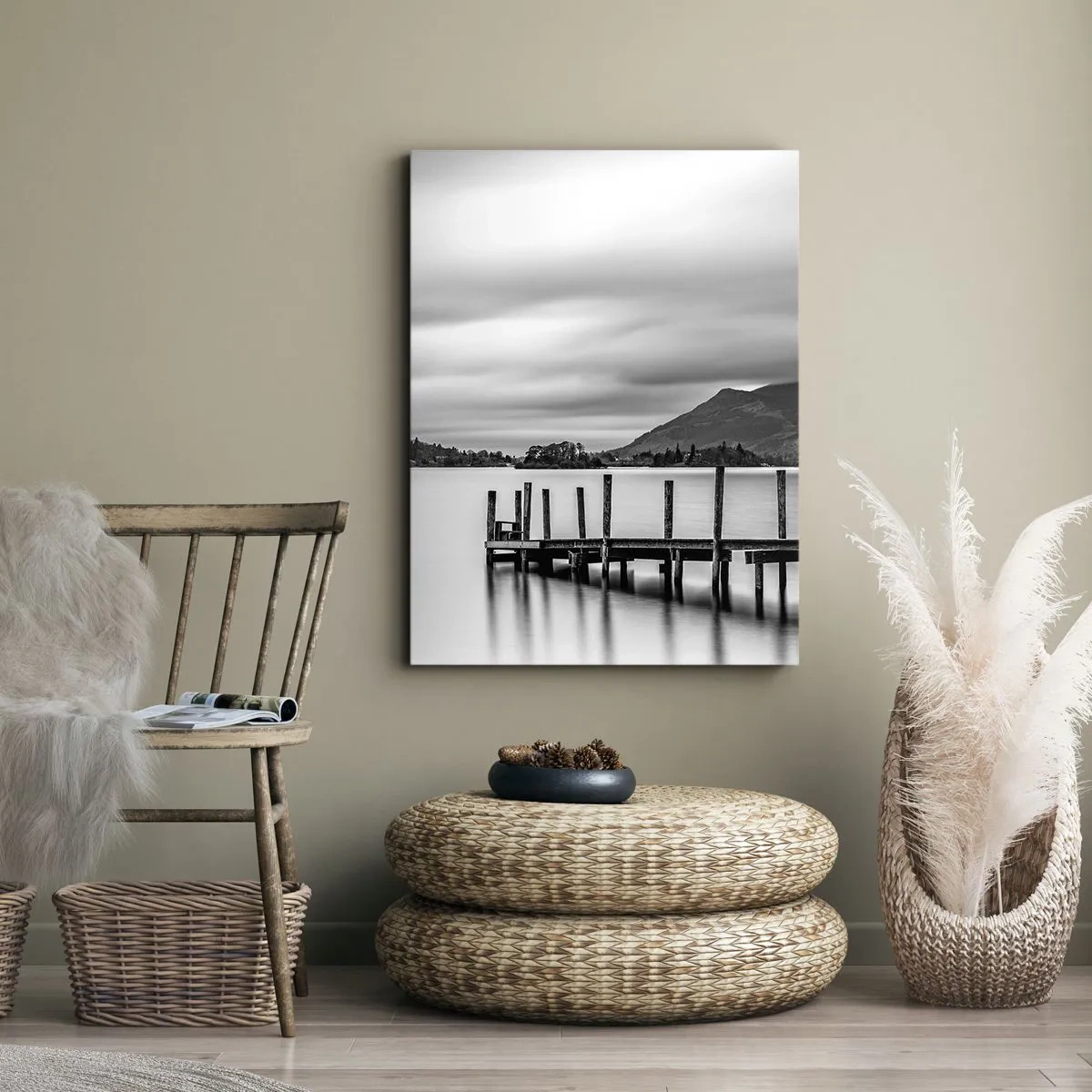 Cuadro sobre lienzo - Impresión de Imagen - Paisaje en blanco y negro con un muelle sobre un lago. - 50x70cm - Dulzura y la fuerza - Decoración de pared moderna para salón y dormitorio ARTTOR