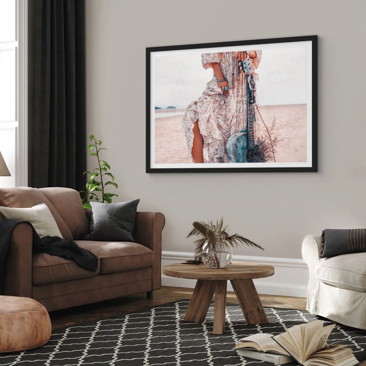 Póster en marco negro - Mujer de estilo boho con guitarra en la playa - 70x50cm - Una flor en el camino - Decoración de pared moderna para salón y dormitorio ARTTOR