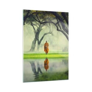 Cuadro sobre vidrio - Impresiones sobre Vidrio - Un monje con una túnica naranja camina entre los árboles junto al agua. - 50x70cm - En el camino de la iluminación - Decoración de pared moderna para salón y dormitorio ARTTOR